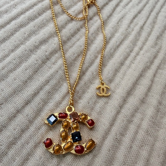 🍁✨CHANEL Gold-Tone CC Pendant Necklace with Multicolor Gem Accents - Picture 3 of 14